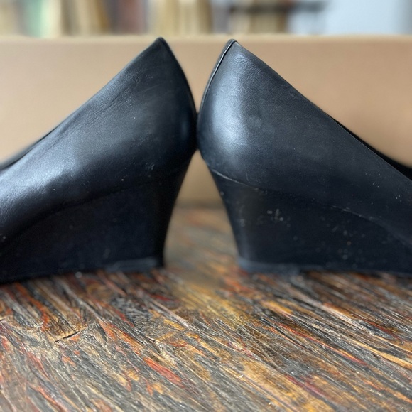 Tory Burch Elegant Black Wedge Shoes - Picture 6 of 6